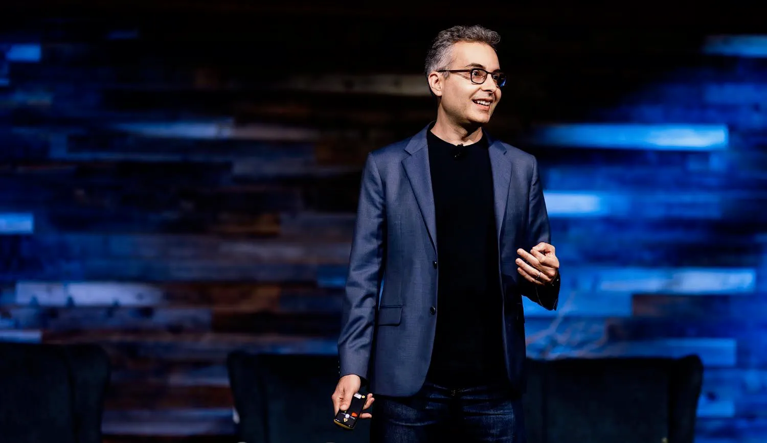 Lenny Zeltser presenting on stage